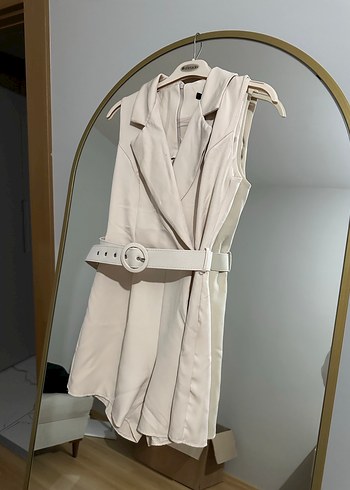 Kemerli Bej Kolsuz Mini Tulum - Görsel 2