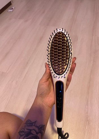 Arzum 220° Dijital Ekranlı Beyaz Saç Düzleştirici Fırça