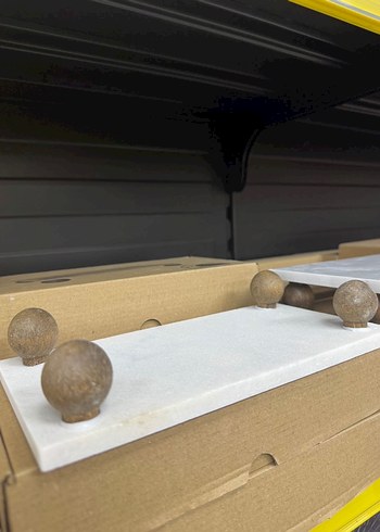 Ahşap Ayaklı Beyaz Mermer Sunumluk - Görsel 5