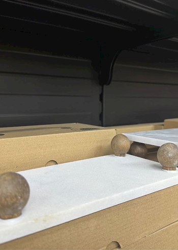 Ahşap Ayaklı Beyaz Mermer Sunumluk - Görsel 4