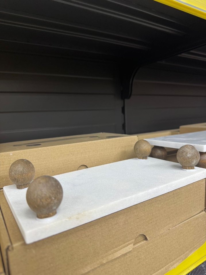 Ahşap Ayaklı Beyaz Mermer Sunumluk - Görsel 5