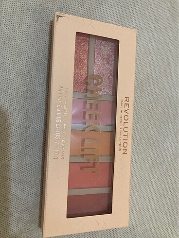 Revolution Cheek lift palette