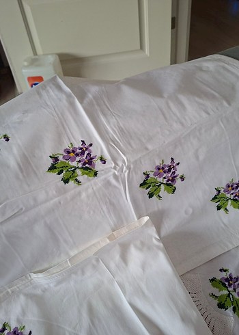 Kaneviçe Mor Çiçek Nakışlı Dantel Kenarlı karyola takımı. - Görsel 2