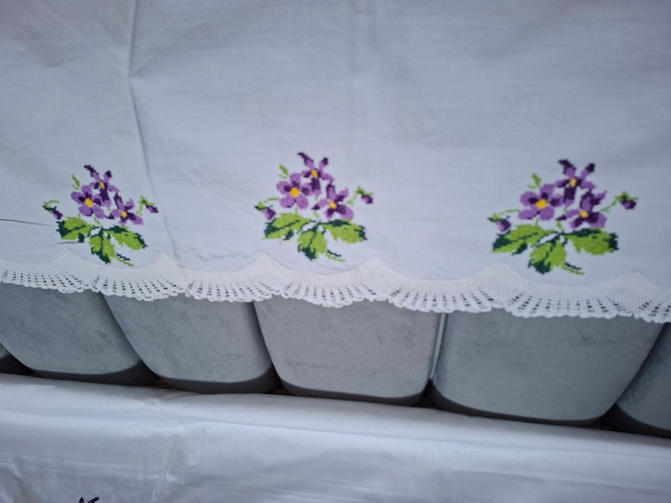 Kaneviçe Mor Çiçek Nakışlı Dantel Kenarlı karyola takımı. - Görsel 4