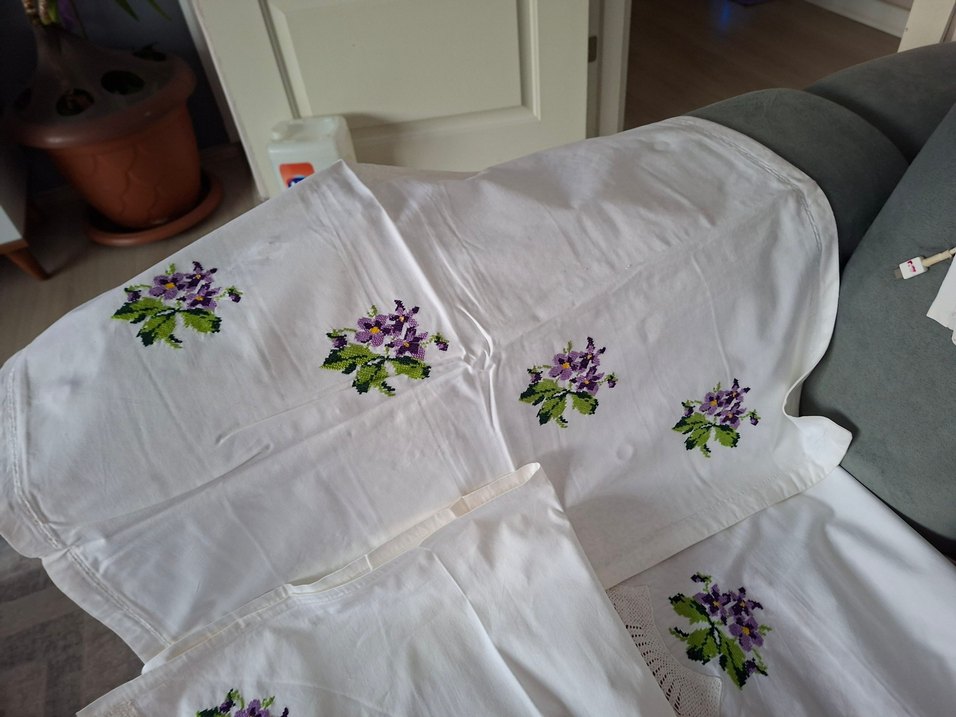 Kaneviçe Mor Çiçek Nakışlı Dantel Kenarlı karyola takımı. - Görsel 2