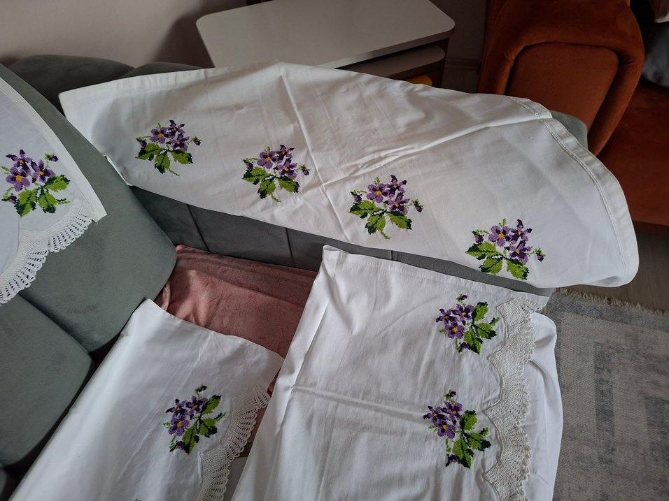 Kaneviçe Mor Çiçek Nakışlı Dantel Kenarlı karyola takımı. - Görsel 3