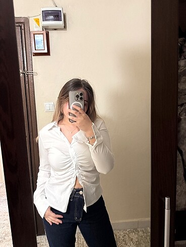 Beyaz büzgülü gömlek