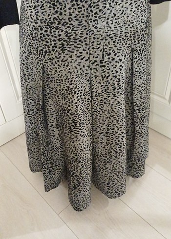 Gri leopar desenli  Pilili kalın kumaş midi Etek 42 de uyumlu - Görsel 3