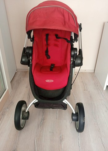 Kırmızı Bebek Arabası