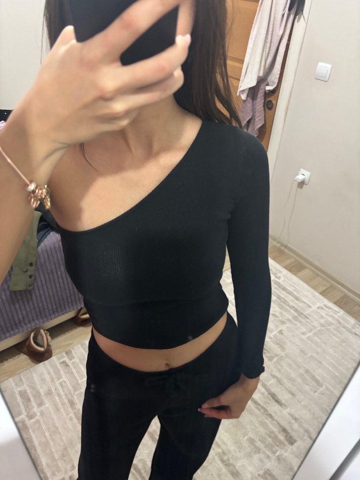 Siyah Tek Kollu Crop Top - Görsel 3