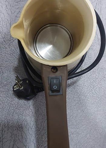 Bej ve gri elektrikli kahve makinesi