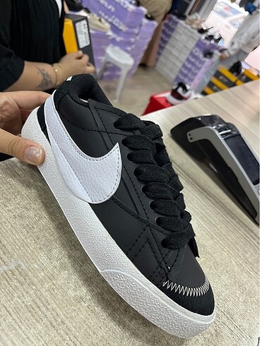 Nike siyah beyaz jumbo modelimiz çok uygun bitiriyoruz