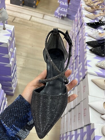 Diğer Siyah simli bağlamalı topuklu ayakkabı çok trend bitiriyoruz cok