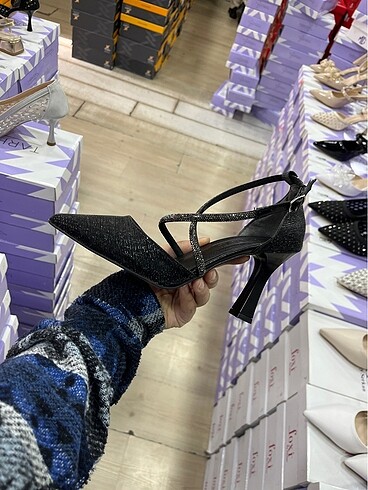 37 Beden siyah Renk Siyah simli bağlamalı topuklu ayakkabı çok trend bitiriyoruz cok