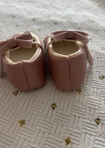 Nakışlı Fiyonklu Pembe Kız Babet - Görsel 2