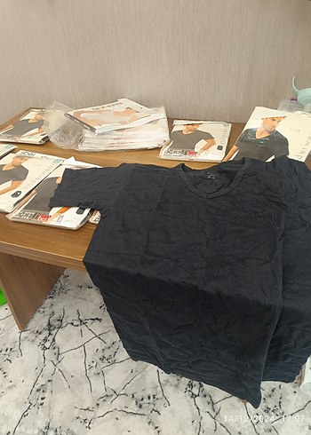 Diğer Erkek Siyah Baskılı Kısa Kesim V Yaka Atlet