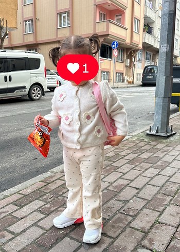 Beyaz Nakışlı Örgü Kız Hırkası - Görsel 2