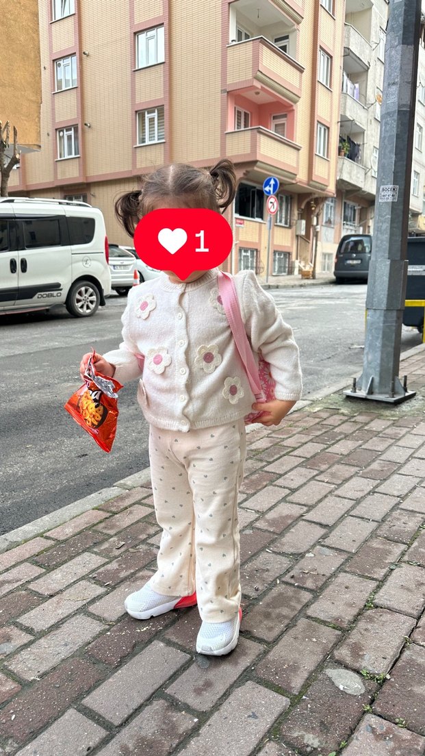 Beyaz Nakışlı Örgü Kız Hırkası - Görsel 2