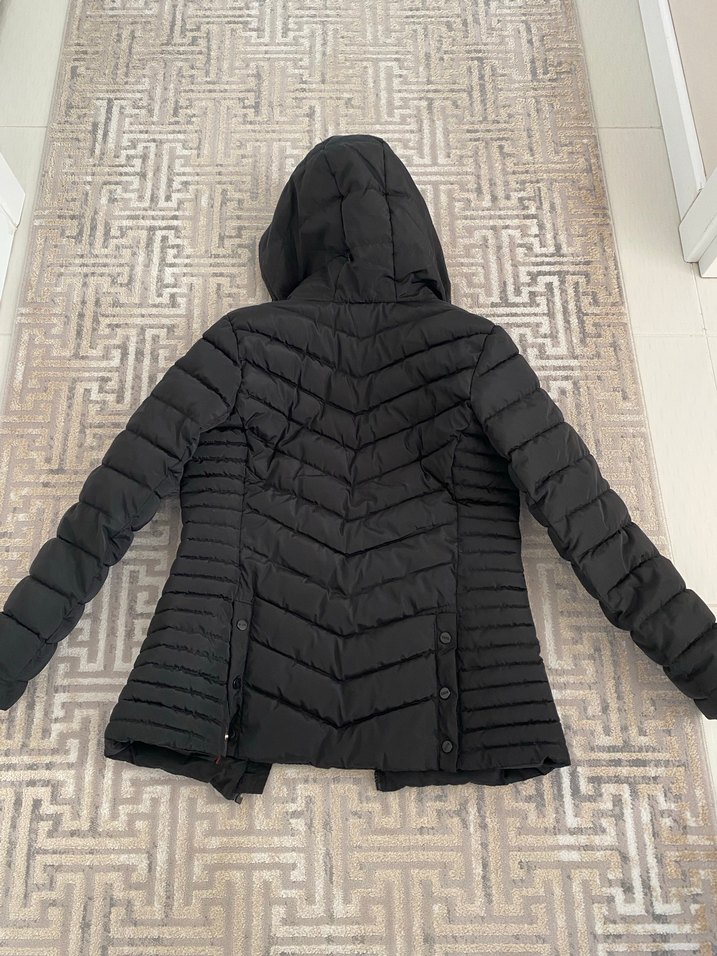 Siyah Kapüşonlu Kadın Kışlık Mont - Görsel 2