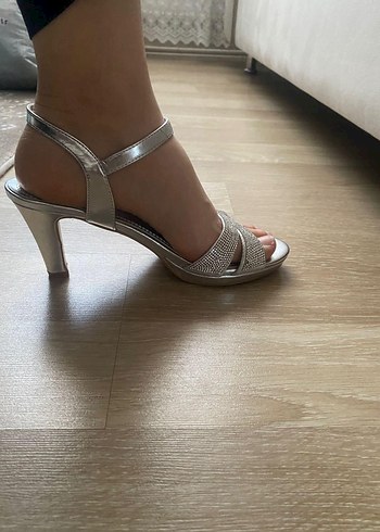 Diğer Gri Metalik Tokalı Yüksek Topuklu Abiye Ayakkabı