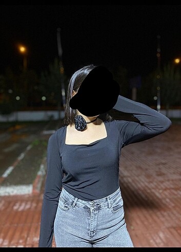 Trendyol & Milla Siyah yanları ipli kare yaka bluz