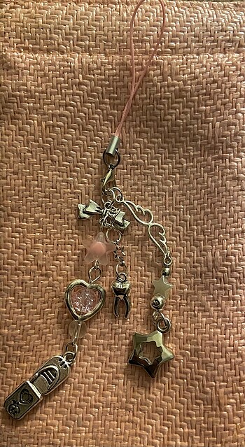 Kurdeleli Kalpli Charm
