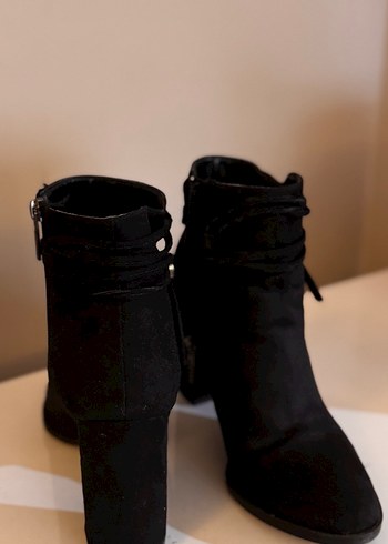 Siyah Süet Tokalı Blok Topuklu Kadın Bot - Görsel 3