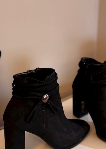 Siyah Süet Tokalı Blok Topuklu Kadın Bot - Görsel 2