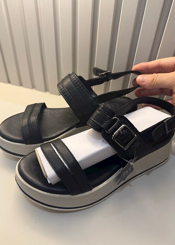 Zara Siyah Tokalı Platform Topuklu Kadın Sandalet