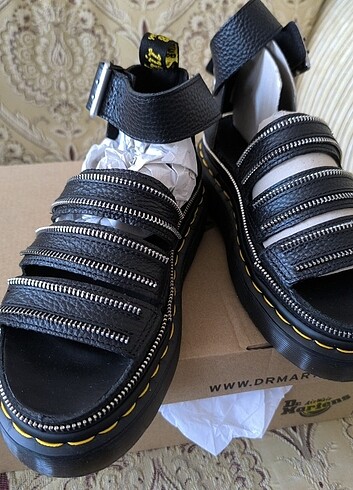 Dr. Martens Orijinal Yeni Sandalet.