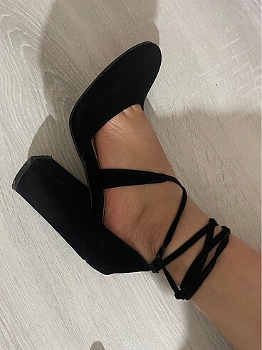 Zara Siyah süet bağlamalı topuklu ayakkabı