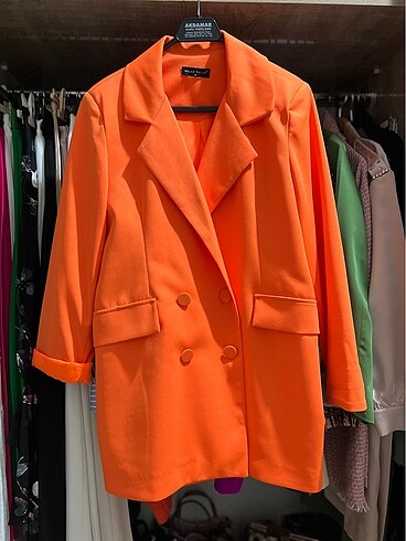 Melike Tatar turuncu blazer ceket