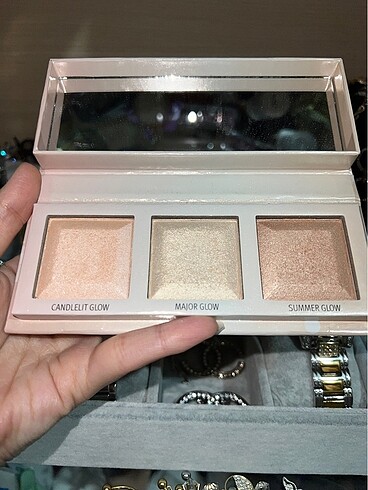 Revolution Essence Highlighter