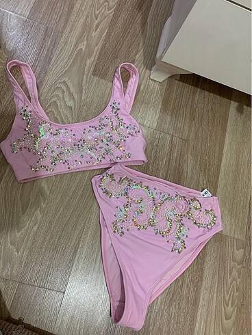 Daşlı bikinili takım