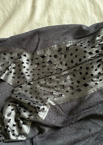 V Yaka Siyah Düğmeli Gebelik Tişörtü - Görsel 3