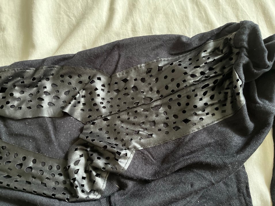 V Yaka Siyah Düğmeli Gebelik Tişörtü - Görsel 3