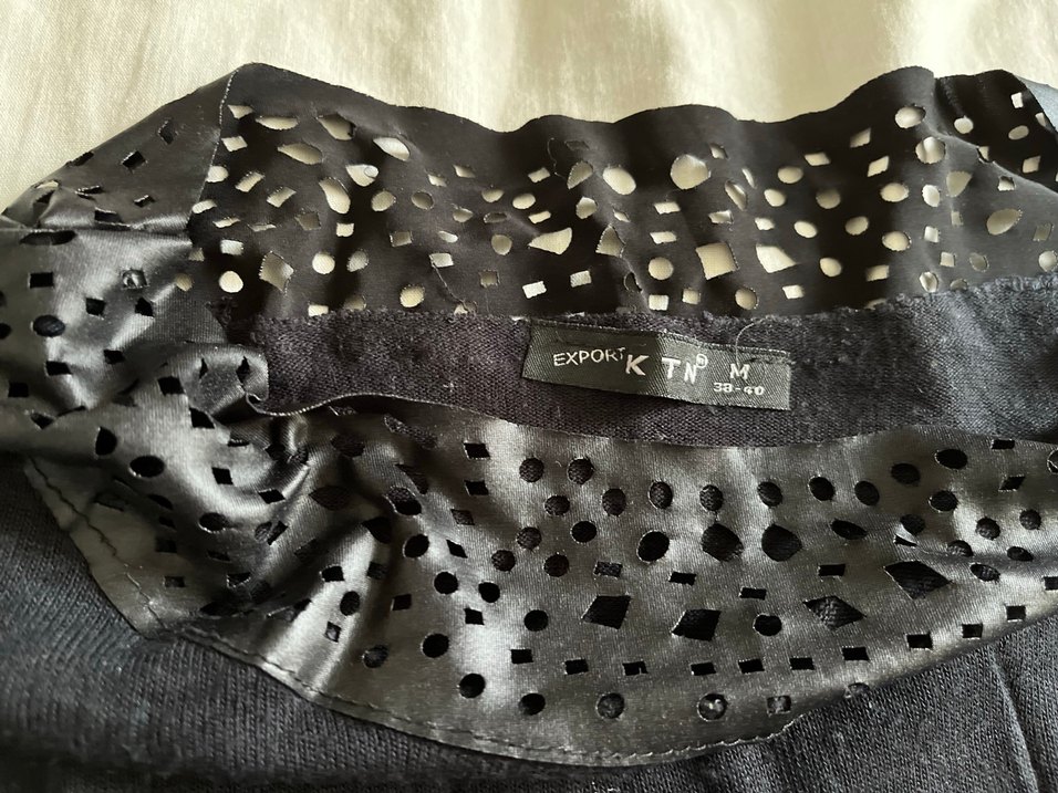 V Yaka Siyah Düğmeli Gebelik Tişörtü - Görsel 2