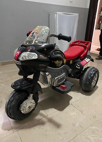 Beden kırmızı Renk Akülü motor