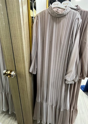 xl Beden ten rengi Renk Bej Tesettür Piliseli Uzun Elbise