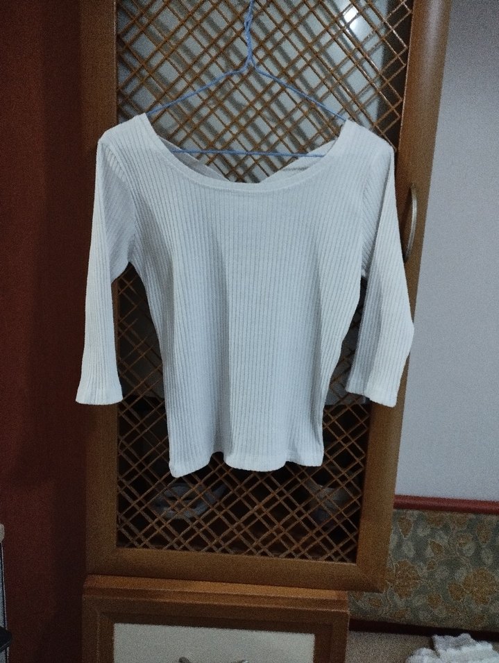 Beyaz V Yaka Triko Crop Top - Görsel 3