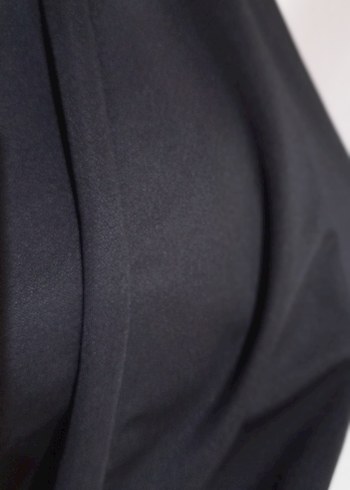 Hafif parlak siyah V Yaka Midi Elbise - Görsel 8