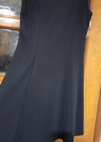 Hafif parlak siyah V Yaka Midi Elbise - Görsel 6