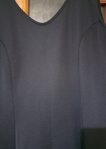 Hafif parlak siyah V Yaka Midi Elbise - Görsel 4