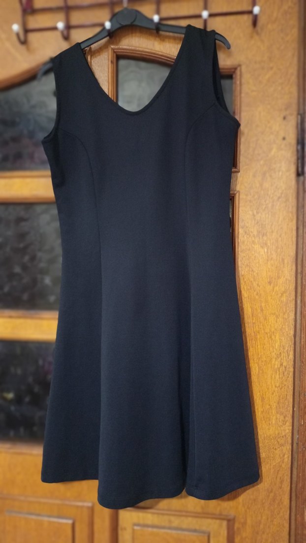 Hafif parlak siyah V Yaka Midi Elbise - Görsel 3