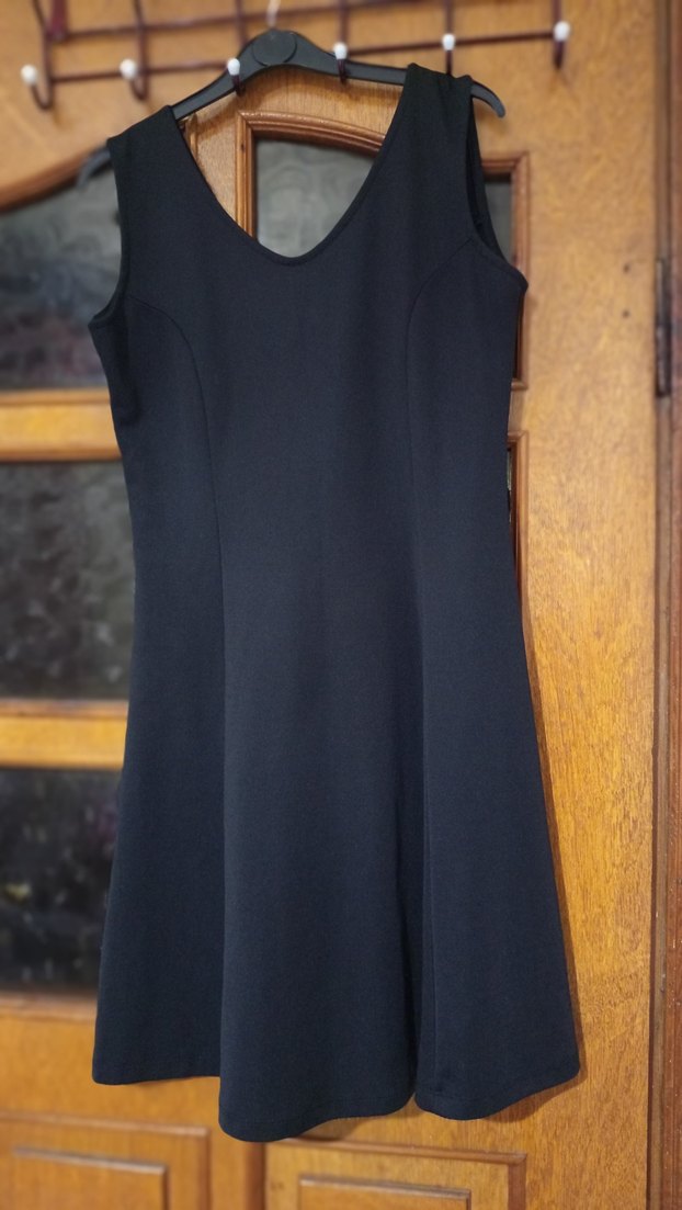 Hafif parlak siyah V Yaka Midi Elbise - Görsel 5