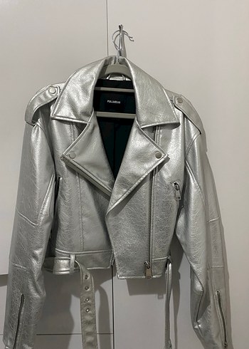 Pull and Bear Parlak Gumus Biker Ceket Sehir Stiline Modern Dokunus