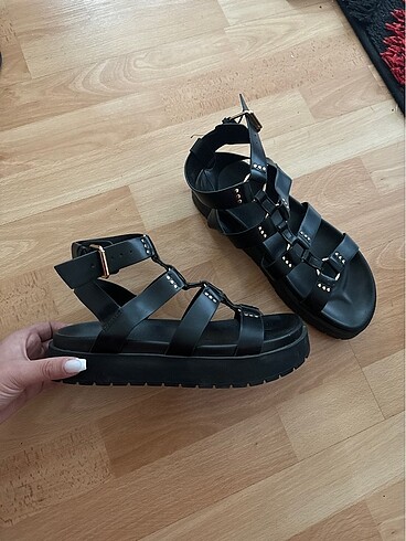 38 Beden Bershka Siyah Sandalet Terlik