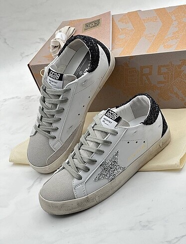 Golden Goose Deluxe Golden goose