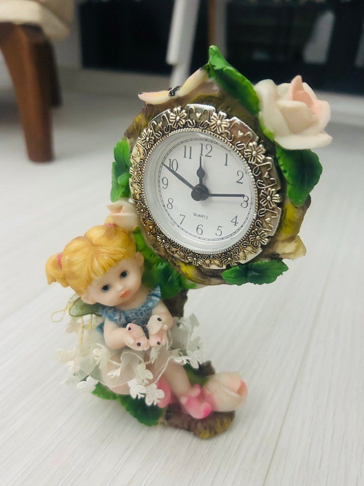 Beyaz Çiçekli Kız Figürlü Masa Saati - Görsel 3