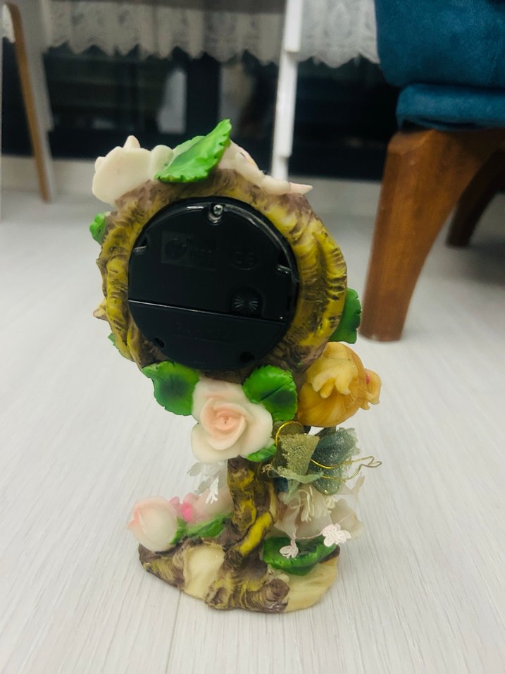 Beyaz Çiçekli Kız Figürlü Masa Saati - Görsel 2